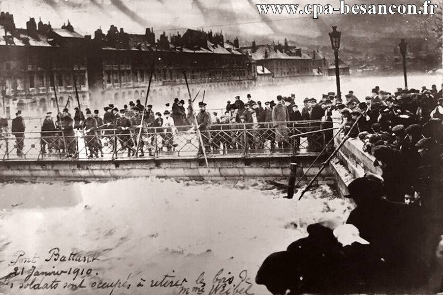 BESANÇON - Pont Battant - 21 Janvier 1910. Les soldats sont occupés à retirer les bois de Mme Weibel